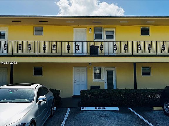 4th image of 2800 NE 203rd St APT 15