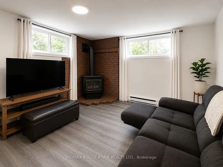 95 Diffin Dr — Photo 4