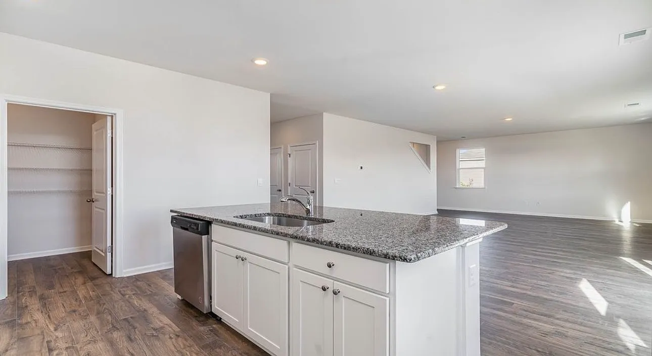 4 bed, 2338 sqft, $2,450 — Photo 2