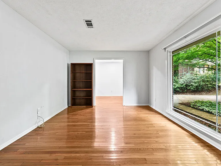 1344 Peachtree Cir — Photo 2