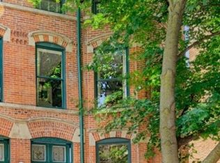 123 W Delaware Pl, Chicago, IL 60610