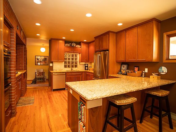 4th image of 718 S 13th St