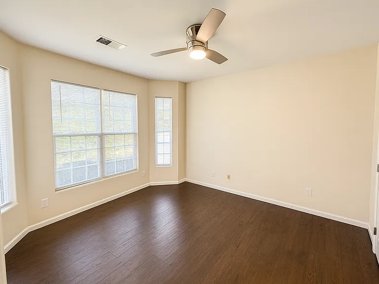 220 Shannon Ct — Photo 9