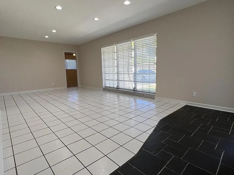 499 W Conference Dr — Photo 13