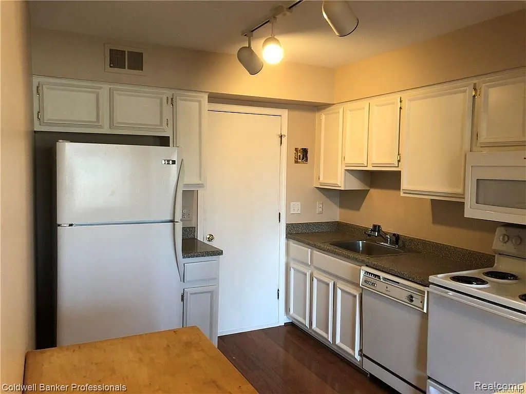 2 bed, 1.5 bath, 1254 sqft, $1,750 — Photo 3