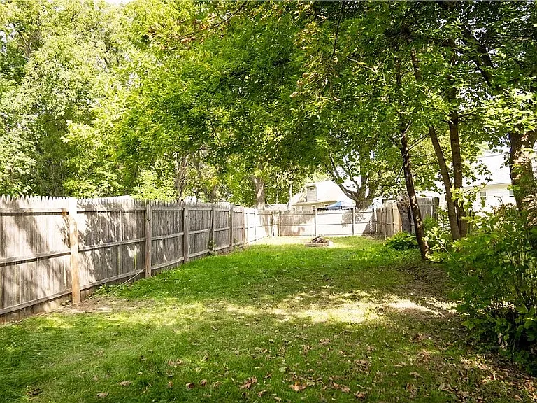 300 Ashwood Dr — Photo 14