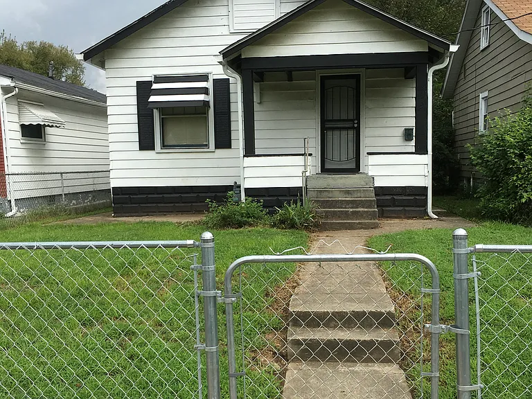 3237 Kirby Ave — Photo 1
