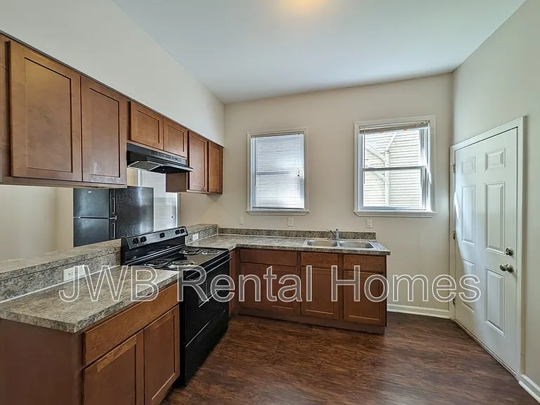 1926 Walnut St — Photo 2
