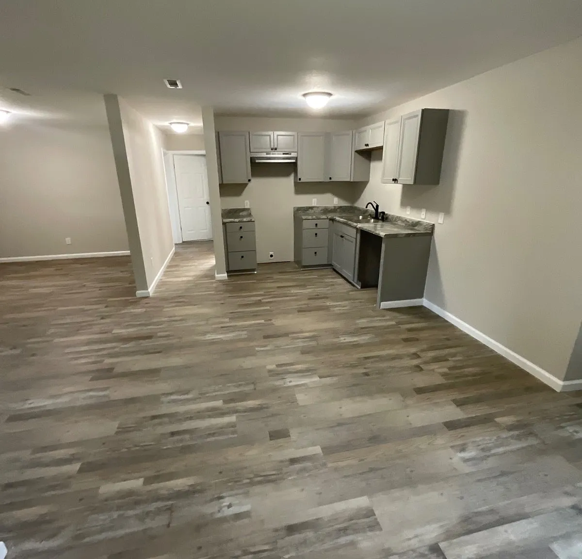 4 bed, 2.0 bath, 2100 sqft, $1,400 — Photo 2