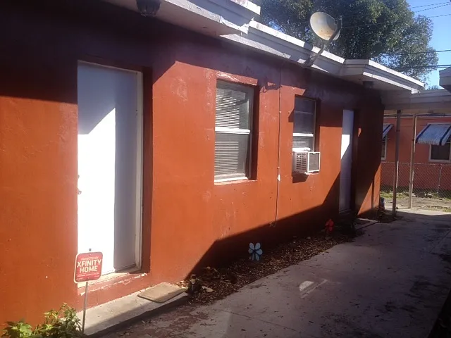 694 SW 7th Ter — Photo 3