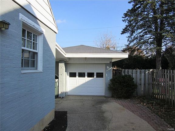 3rd image of 1028 Broadview Blvd S