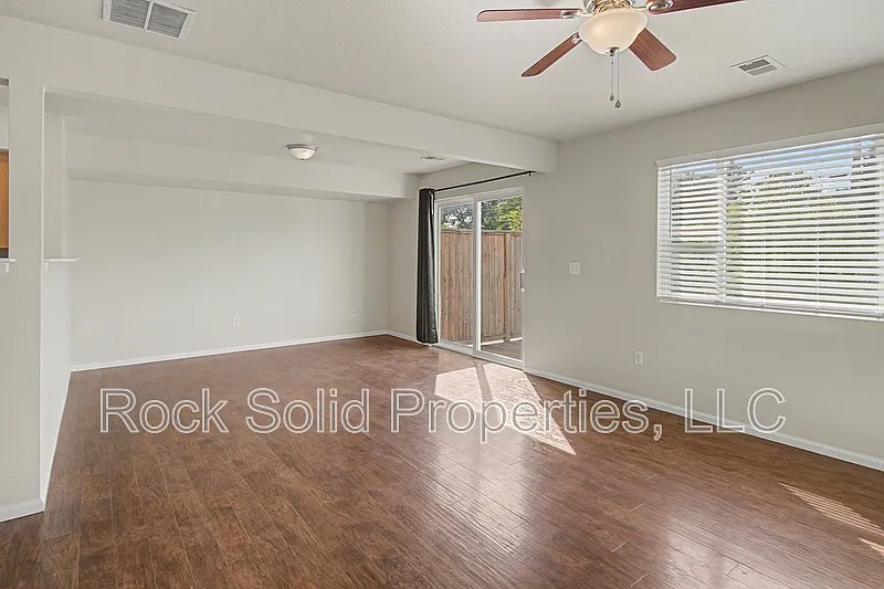 3 bed, 2.5 bath, 2130 sqft, $1,795 — Photo 4