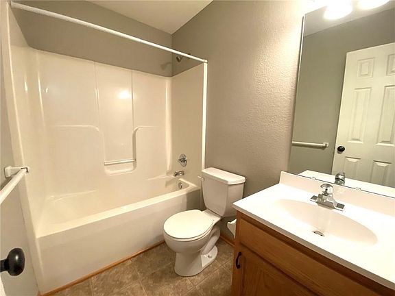 5th image of 424 NE Wolf Creek Dr