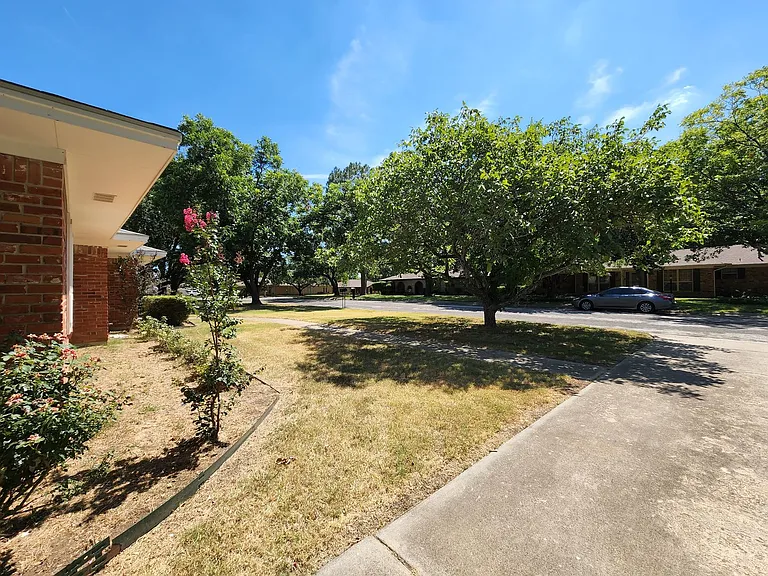 2604 Buckingham Dr — Photo 3