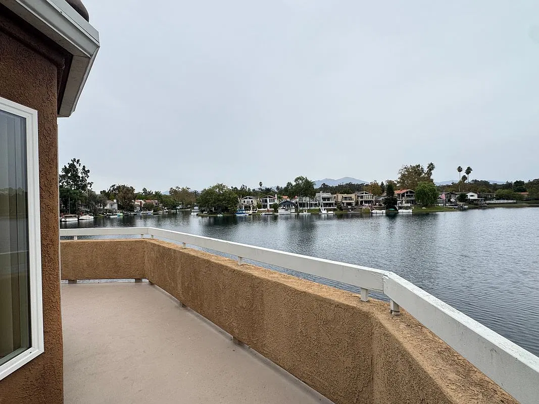 2 bed, 2.0 bath, 1211 sqft, $3,750 — Photo 3