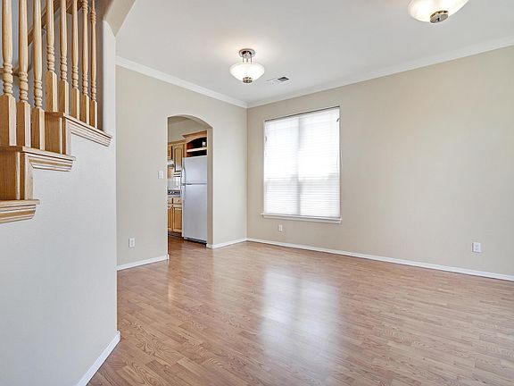5th image of 4323 Canada Pl NW