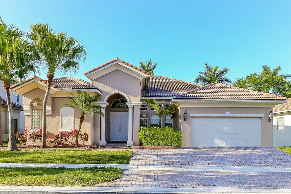 5 bed, 3.0 bath, 3134 sqft, $5,785 — Photo 1
