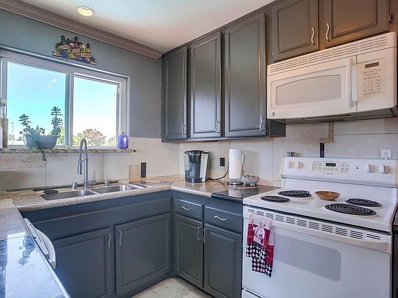 5th image of 3672 Clairemont Dr Unit 3D