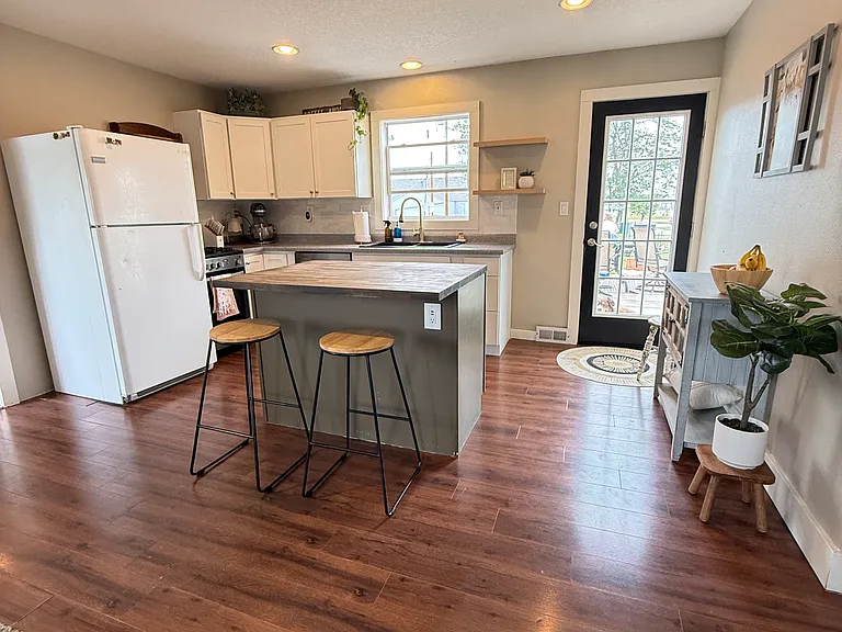 475 Laurel St — Photo 3