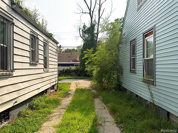 4th image of 18550 Pierson St