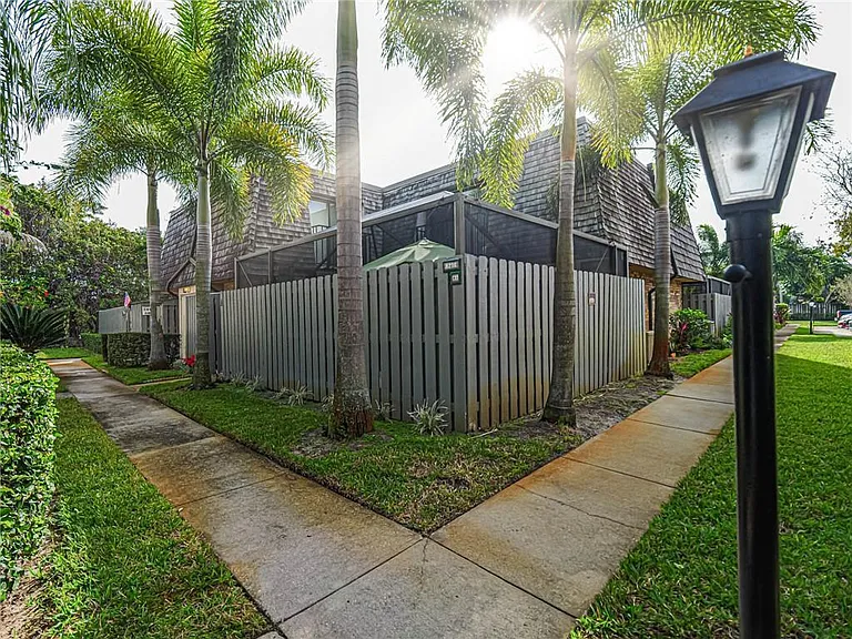 340 S Waverly Pl #8B — Photo 29