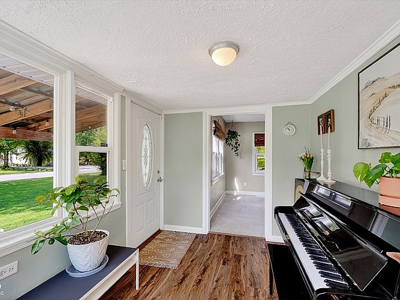 5th image of 2620 W 61st St