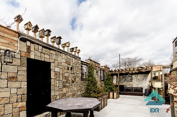 Rented by EXR | media 7