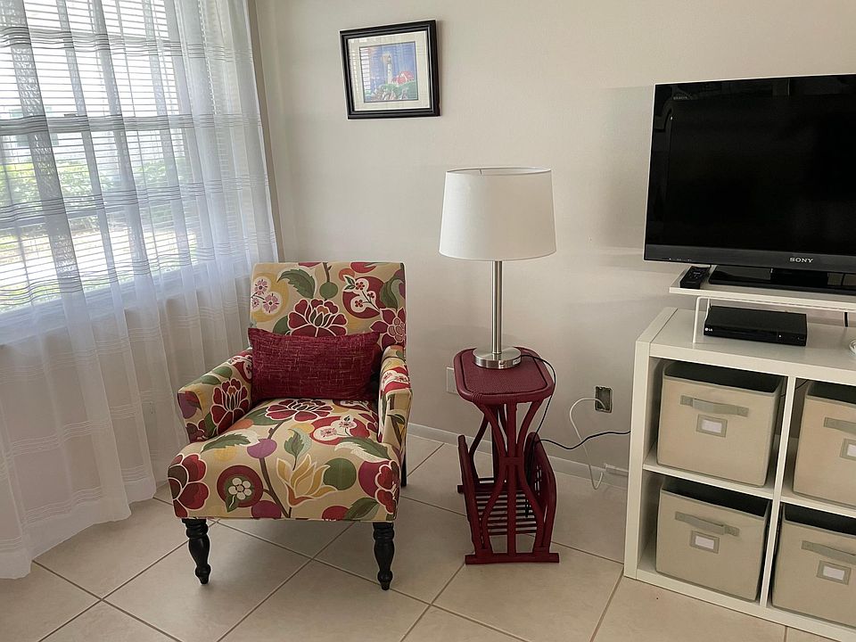 Livingroom - comfortable seat for reading