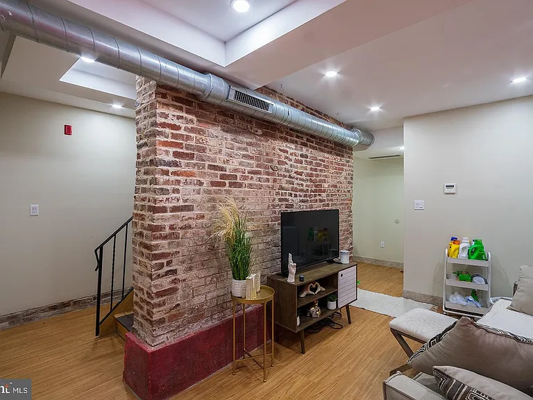 1122 E Passyunk Ave #1 — Photo 3