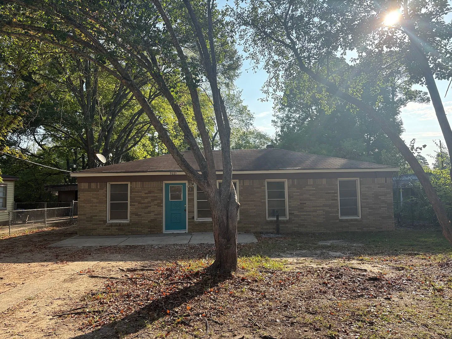 Gorgeous 4 bedroom/1 bath with 2 separate living areas & Central Air & Heat! — Photo 2