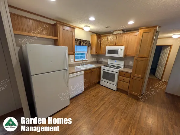 204 Pinegrove Dr, Troy, NY 12180