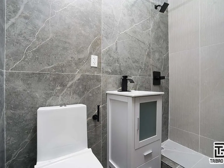 1860 Putnam Ave #1C — Photo 8