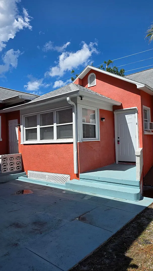 1 Bedroom / 1 Bath Apartment * Half Off 1st Month's Rent With 13 Month Lease * — Photo 2