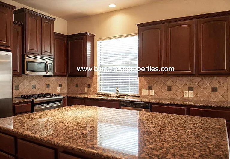 2410 Knight St — Photo 4