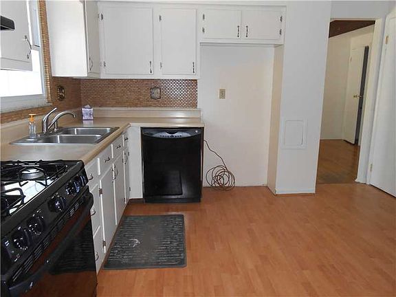 5th image of 399 Winfred Manor Dr