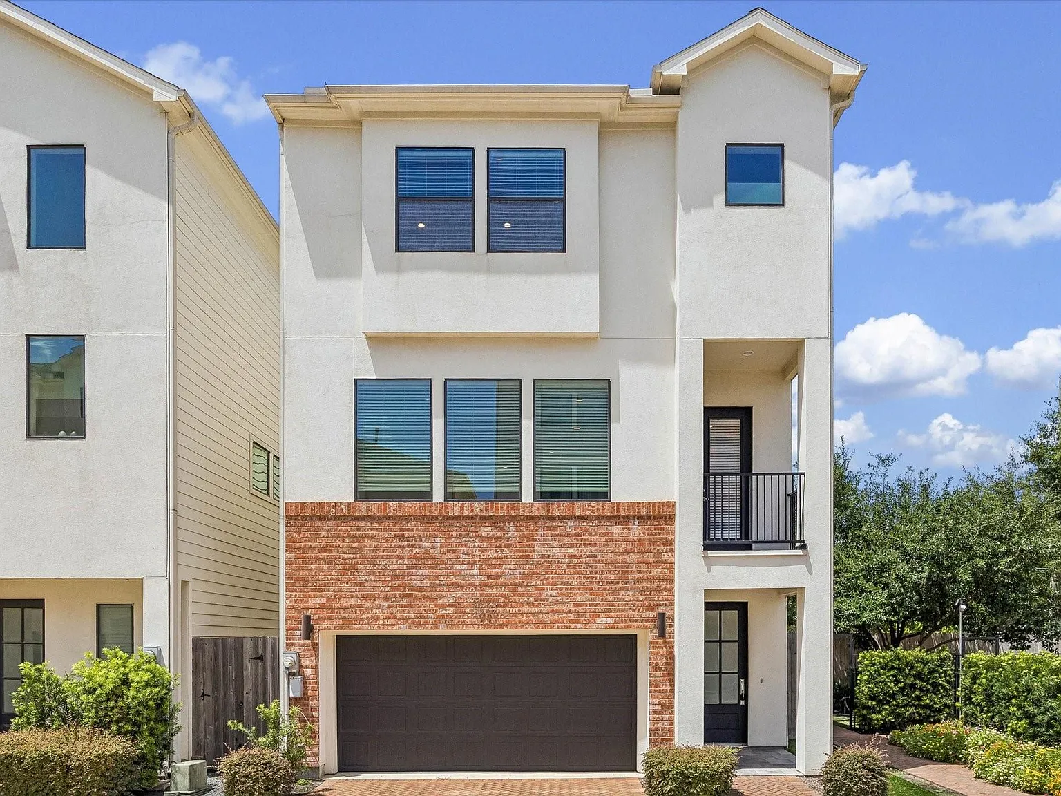 3 bed, 3.5 bath, 2172 sqft, $3,200 — Photo 1