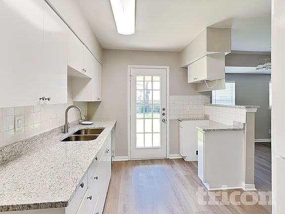 5th image of 902 Woodbrook St