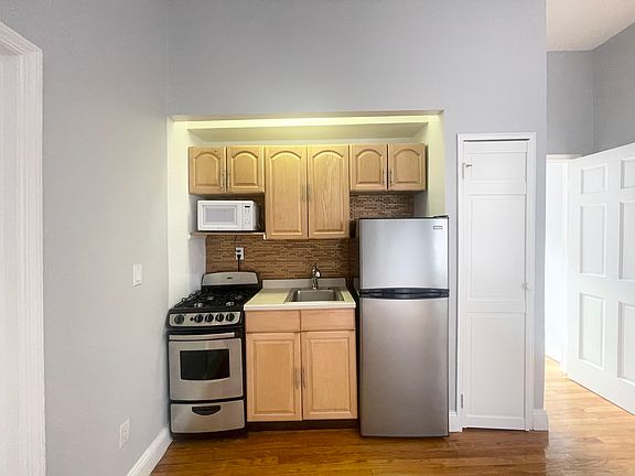 4th image of 301 W 13th St APT 3D