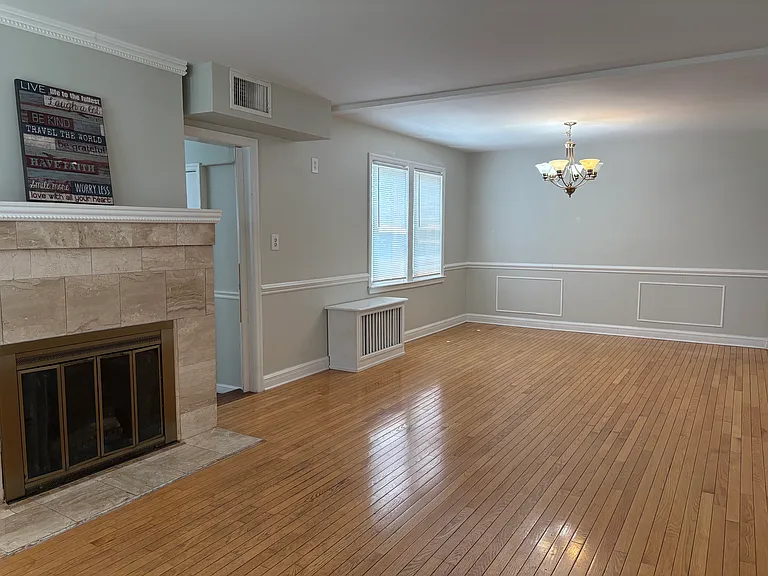 9 Royal Ave — Photo 2