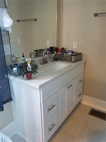 4325 Loyola Ave — Photo 9