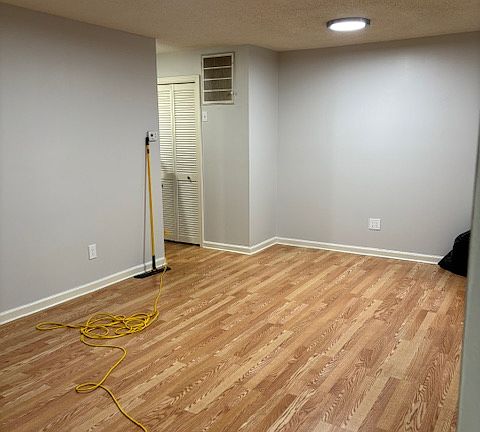 Large, open living room (3/3)