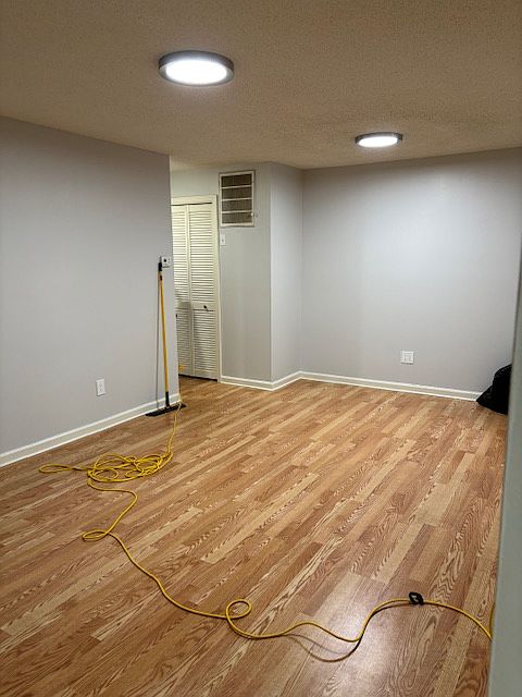 Large, open living room (3/3)