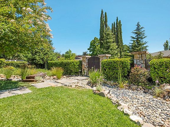 3rd image of 19425 Victoria Ct