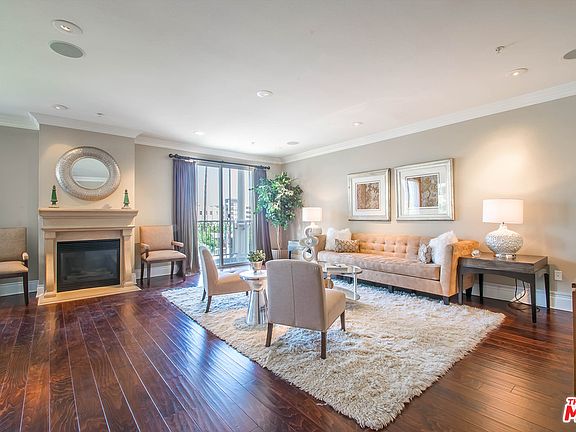 3rd image of 1023 N Wilcox Ave #301