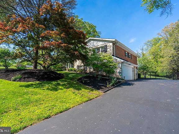 2nd image of 1228 Lois Rd