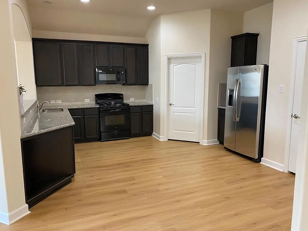 3 bed, 2.0 bath, 1912 sqft, $2,200 — Photo 3