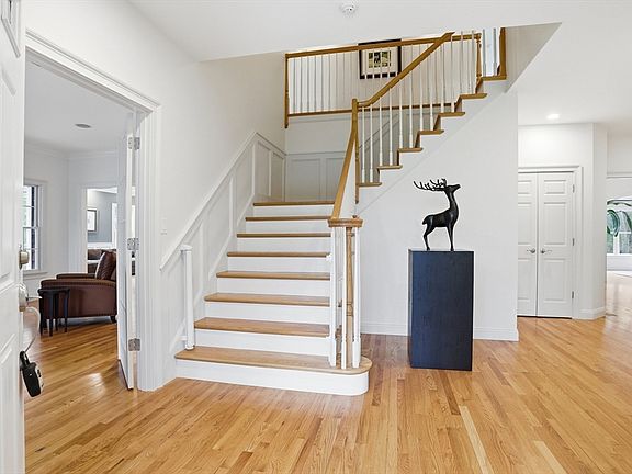 2nd image of 3 Oak Knoll Rd