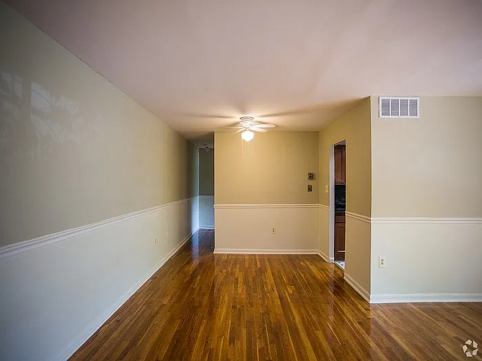 Kings Square Apartments — Photo 18
