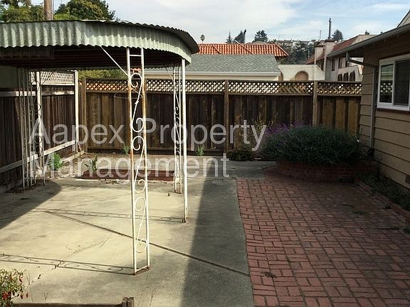 3rd image of 922 Joaquin Ave