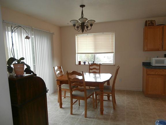 Dining area-Deck to left